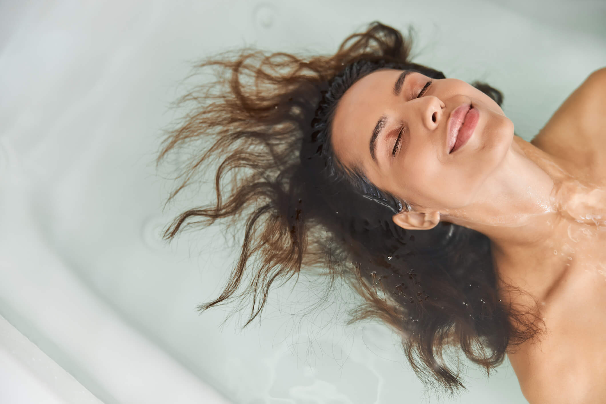 水風呂で浮遊する女性